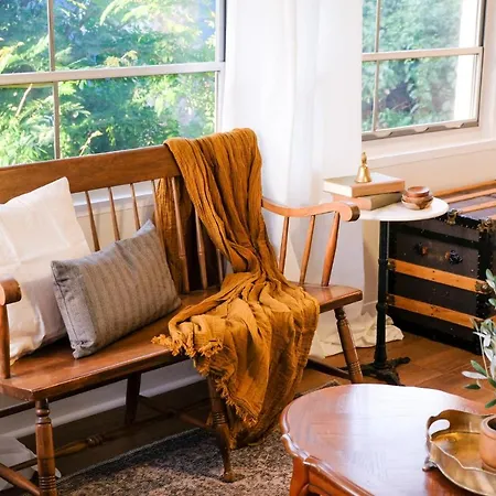 Cozy Renovated Vintage Modern House Downtown! Villa